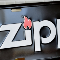 ZIPPOナンバープレート黒 × 白ロゴ