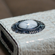 限定生産 Lizard Leatherトカゲ革巻き メタル石付きホワイト（ハウライト） 